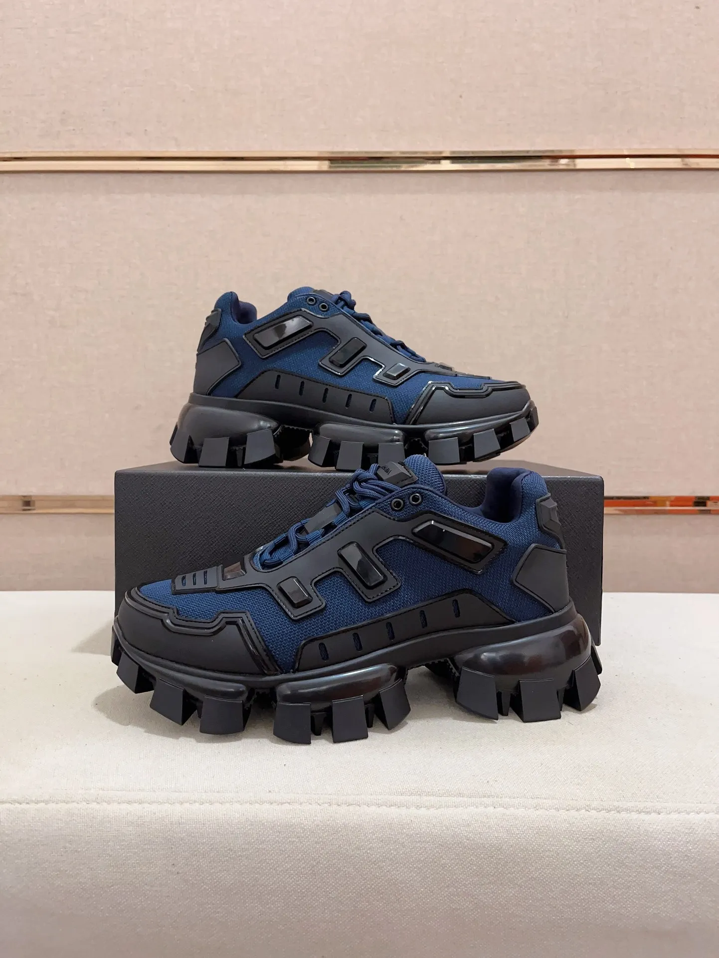 Men's Men's Shoes 💰 620💰 ✔️✔️✔️High-quality new PRADA counters are launched at the same time. The new men's shoes and 😘fabrics are selected from first-layer cowhide. Lining: imported elastic mesh➕cowhide lining. 👍🏿High-end☄️Open-molded non-slip rubber outsole, exquisite lines, simple and elegant, comfortable and high-end for leisure travel. Number of yards: 38 to 44.